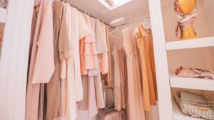 Klar garderobe, klart hoved. Trin for trin guide til et minimalistisk klædeskab. Uden navn
