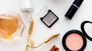 Organiser din makeup én gang for alle, fra kaotiske skuffer til klarhed